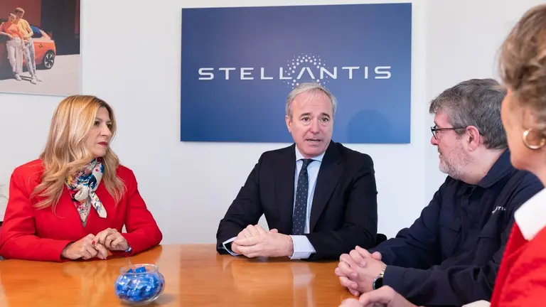 Jorge Azc&oacute;n, presidente de Arag&oacute;n, en su visita a Stellantis Figueruelas junto con Mar Vaquero / Fabi&aacute;n Sim&oacute;n