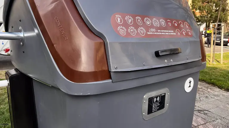 Contenedor marr&oacute;n de basura org&aacute;nica con sistema el&eacute;ctrico de apertura.