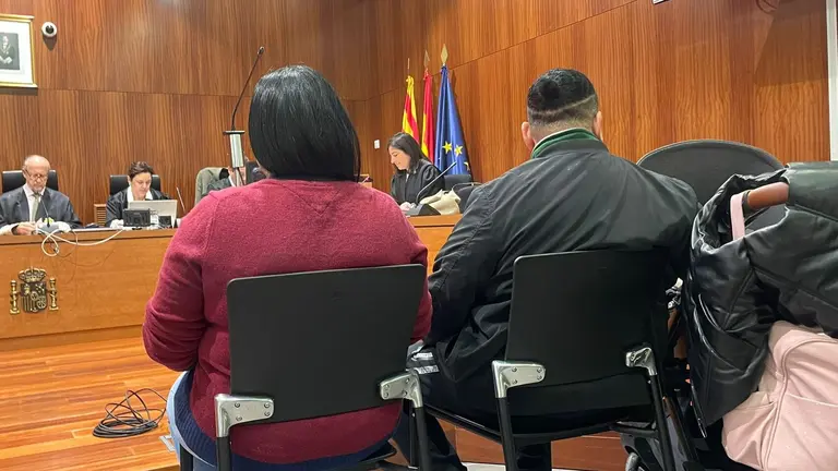 Imagen de los acusados con la silleta de su hija durante el juicio por tr&aacute;fico de droga /H.A.