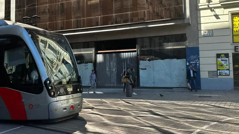 El local, en obras, ha instalado un cerramiento met&aacute;lico en los &uacute;ltimos d&iacute;as para no ver las labores de obras que se est&aacute;n realizando / HA