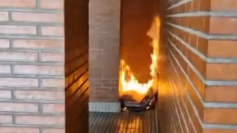 Imagen de un reciente incendio provocado en los soportales de viviendas de Parque Bruil / H.A.