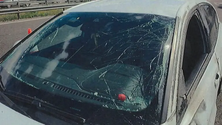 Imagen del veh&iacute;culo en el que viajaban v&iacute;ctima y agresor tras el accidente en la A-2