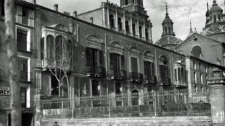 El Palacio de los Marqueses de Ayerbe desde el Paseo del Ebro, en los a&ntilde;os 30 / Archivo Municipal, Archivo Mora, GAZA  