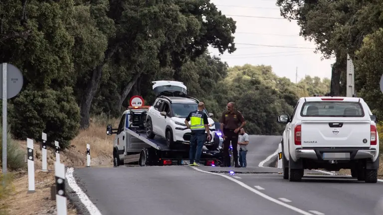 Un gr&uacute;a recoge el veh&iacute;culo del suceso, en el kil&oacute;metro 6 de la M-612, en la carretera de Fuencarral-El Pardo. EP