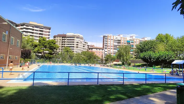 La piscina municipal Salduba es una de las 22 piscinas municipales de Zaragoza