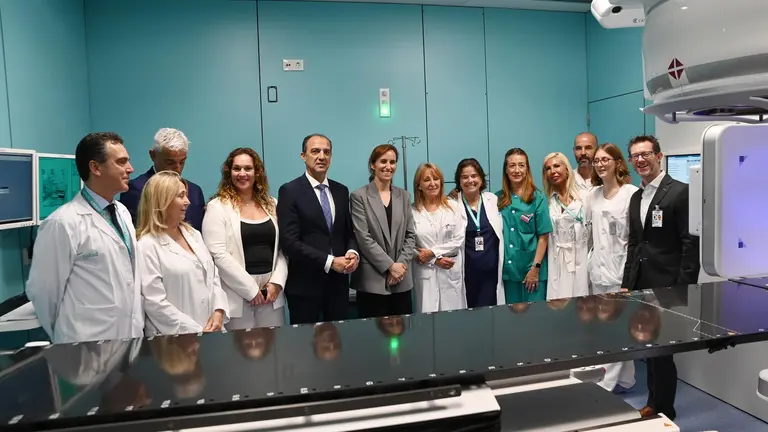 El consejero de Sanidad del Gobierno de Arag&oacute;n, Jos&eacute; Luis Bancalero, y la ministra de Sanidad, M&oacute;nica Garc&iacute;a, posan durante una visita al Hospital Universitario Miguel Servet / E.P.