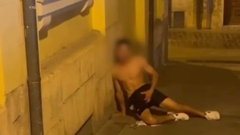 Imagen de uno de los menores el pasado mes de julio de 2024 en la calle Comadre en Teruel H.A.