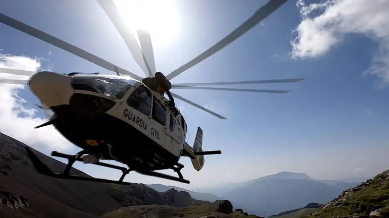 Helic&oacute;ptero de la Guardia Civil, en el Pirineo oscense / G.C.