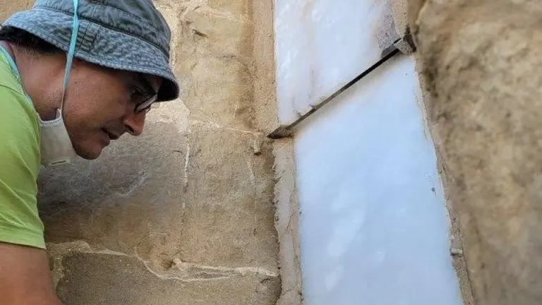 Colocaci&oacute;n de un sistema de cerramiento con losas de alabastro en el exterior del muro de la Capilla de la Universidad Sertoriana, en el Museo de Huesca / DGA