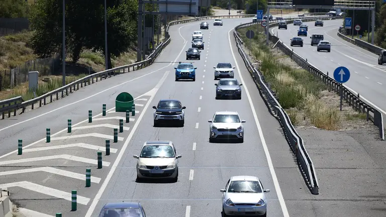Circulaci&oacute;n de veh&iacute;culos en una autov&iacute;a / E.P.