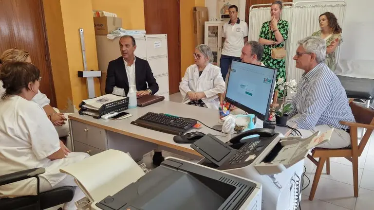 El consejero, en una primera reuni&oacute;n celebrada en el consultorio de Gurrea de G&aacute;llego / DGA