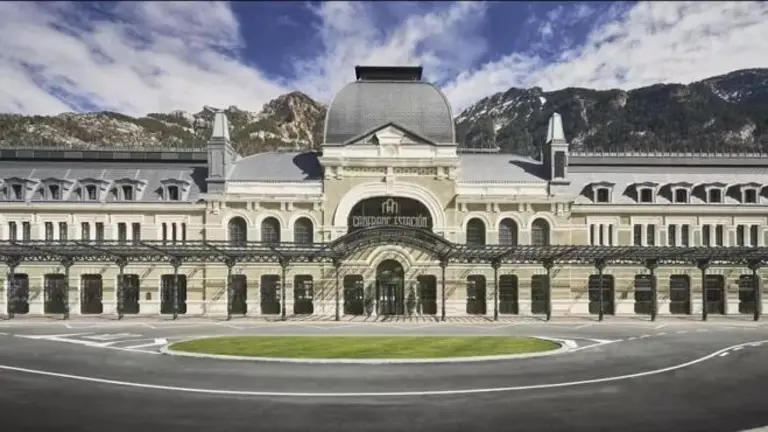 Hotel monumento Canfran Estaci&oacute;n