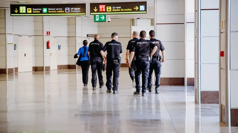 Un grupo de agentes de la Polic&iacute;a Nacional en el aeropuerto Adolfo Su&aacute;rez Madrid Barajas / E.P.