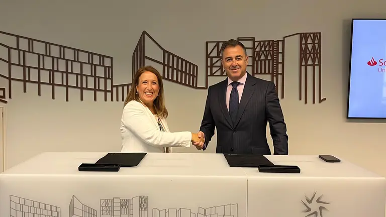 Silvia Carrascal, rectora de la Universidad San Jorge, y Javier Gallardo, director territorial de Arag&oacute;n, Navarra y La Rioja de Banco Santander / USJ