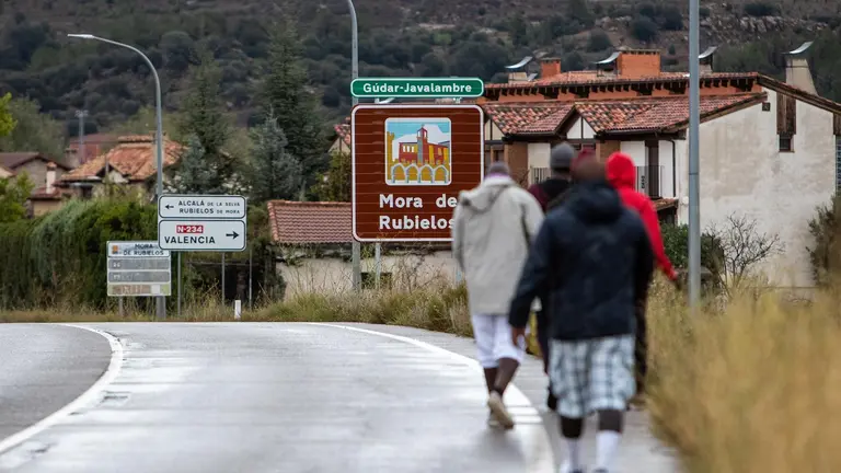 Varios migrantes con asilo pasean por las calles de Mora de Rubielos donde est&aacute;n acogidos en un hotel / E.P.