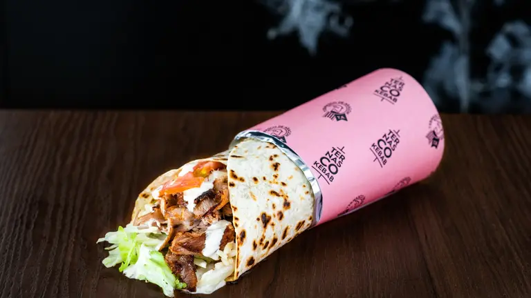 El chef Alex Vi&ntilde;al lleva su propuesta de Ternasco Kebab a Vive Latino 2024