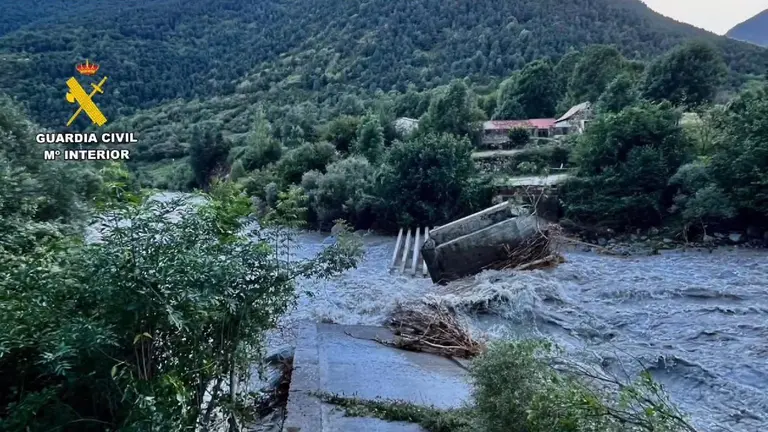Estado en el que qued&oacute; el puente Acir&oacute;n que salvaba el cauce del r&iacute;o Barrosa, entre Parz&aacute;n y Bielsa. All&iacute; un senderista tuvo que ser rescatado por la Guardia Civil.