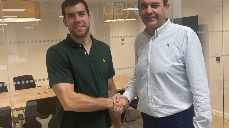 El CEO & Co-founder de Zebra Ventures, Sergio Mart&iacute;nez Valtue&ntilde;a, y el director DayOne en la Territorial Ebro de CaixaBank, Carlos Lacosta.