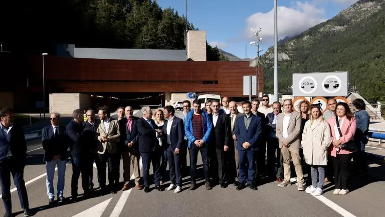 Octavio L&oacute;pez presidente de la AECT Pirineos-Pyr&eacute;n&eacute;es, acompa&ntilde;ado de representantes aragoneses y franceses de la agrupaci&oacute;n, de los alcaldes de Jaca y Canfranc y de representantes de organizaciones empresariales y de transporte.