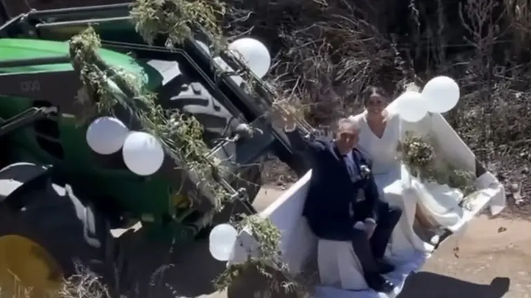 Llega a la iglesia subida en un tractor junto a sus padres. / INSTAGRAM