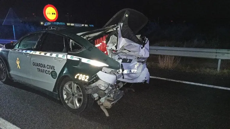 Imagen del veh&iacute;culo policial tras el impacto /Cedida a H.A.