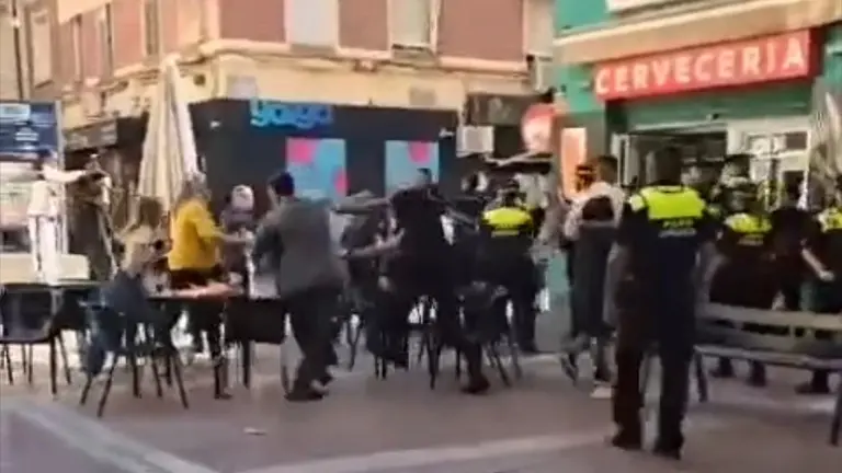 Imagen del momento de la trifulca en la calle Delicias en Zaragoza/ Redes Sociales