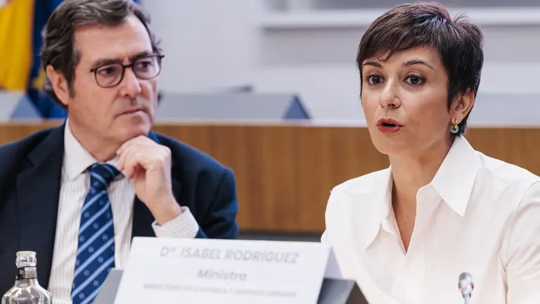La ministra de Vivienda y Agenda Urbana, Isabel Rodr&iacute;guez, y el presidente de CEOE, Antonio Garamendi, durante unas jornadas de CEOE sobre los pr&eacute;stamos ICO para la vivienda asequible, en la sede de CEOE, a 2 de octubre de 2024, en Madrid (Espa&ntilde;a) / C. L.