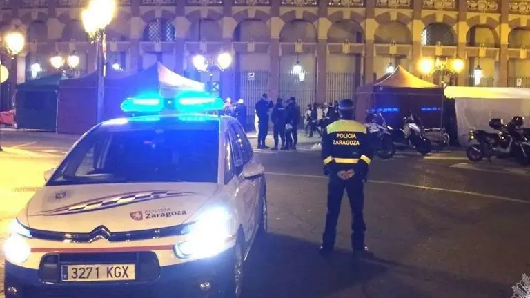 Imagen de una patrulla de la 
Polic&iacute;a Local de Zaragoza vigilando en el entorno de la Plaza de Toros / P,L,