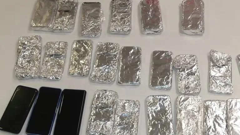 Imagen de tel&eacute;fonos m&oacute;viles recuperados por la polic&iacute;a, algunos de ellos con aluminio para no ser detectados /H.A.