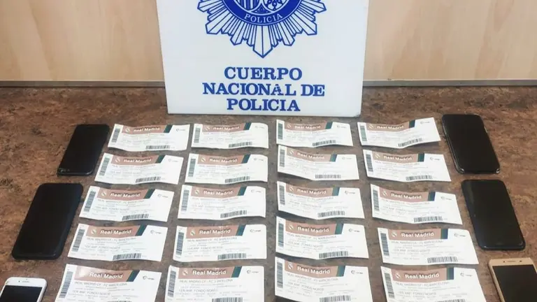 Imagen de la incautaci&oacute;n de entradas falsas de reventa durante un partido de f&uacute;tbol/ P.N.