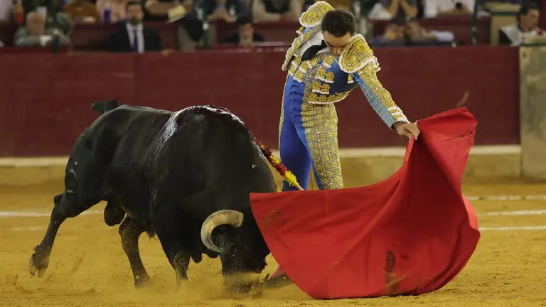 El Cid y el quinto toro de la tarde, con el que cort&oacute; una oreja