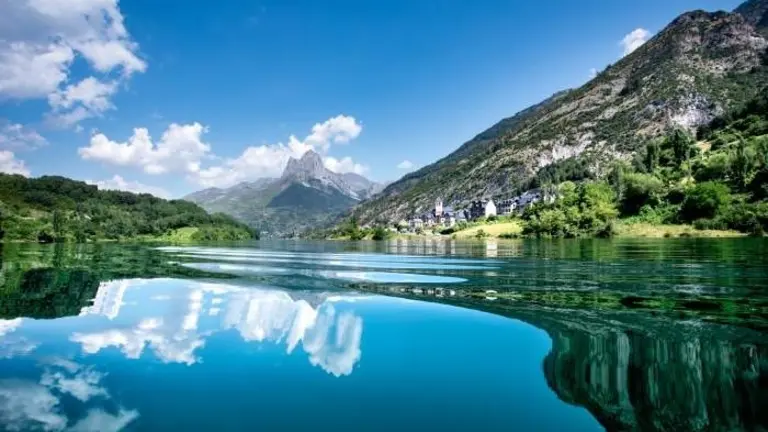 Lanuza est&aacute; enclavada a orillas del pantano del mismo nombre / Turismo de Arag&oacute;n