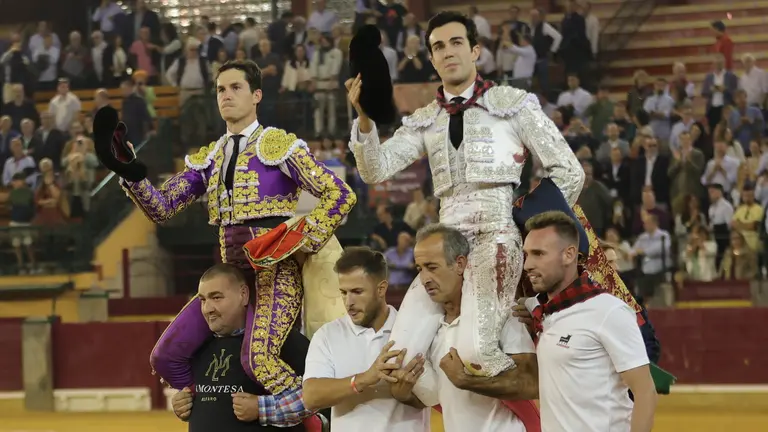 Daniel Luque y Tom&aacute;s Rufo salen a hombros de La Misericordia