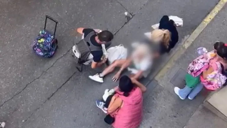 Imagen de la mujer v&iacute;ctima del robo asistida por los vecinos en el barrio zaragozano de San Jos&eacute; / Cedida a H.A.