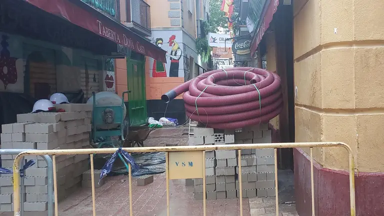 Trabajos para reforzar el muro de carga tras la sima. EP