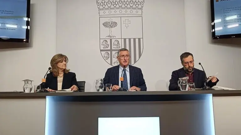 Mart&iacute;nez, Blasco y Fayan&aacute;s, en la rueda de prensa de presentaci&oacute;n. / DGA