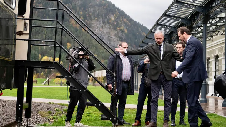 El Ministro &Oacute;scar Puente, durante su visita a Canfranc junto con el Presidente del Gobierno de Arag&oacute;n