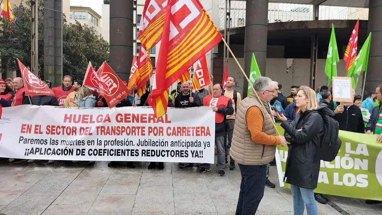Trabajadores concentrados en la Plaza del Pilar frente a Delegaci&oacute;n de Gobierno. EP