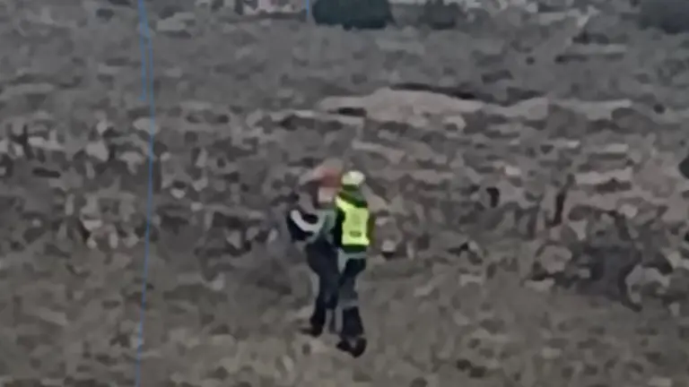Imagen del momento del rescate de uno de los aislados por el agua en la provincia de Zaragoza /H.A.