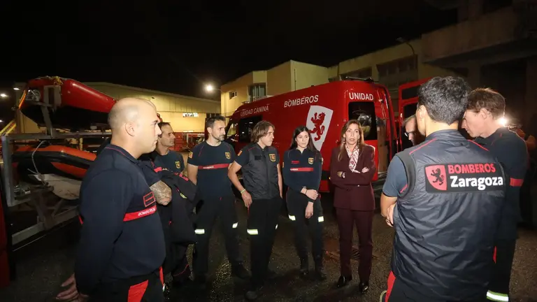La alcaldesa, Natalia Chueca, en el parque 1 de Bomberos de Zaragoza.