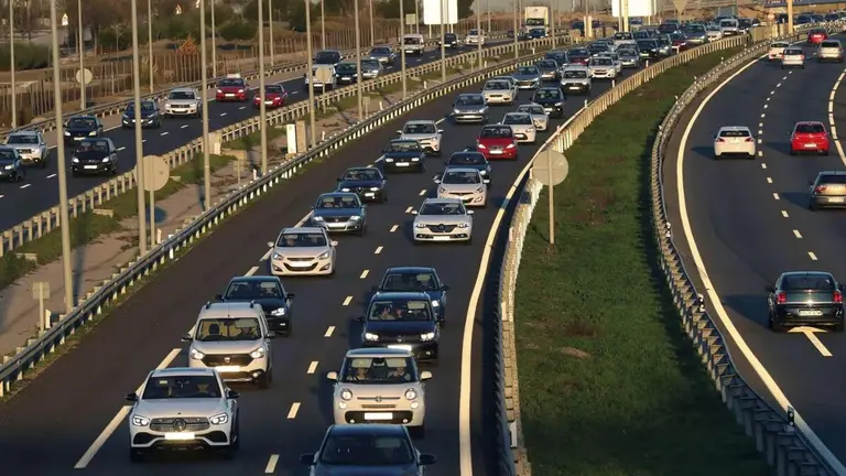 Tr&aacute;fico en autov&iacute;a espa&ntilde;ola.