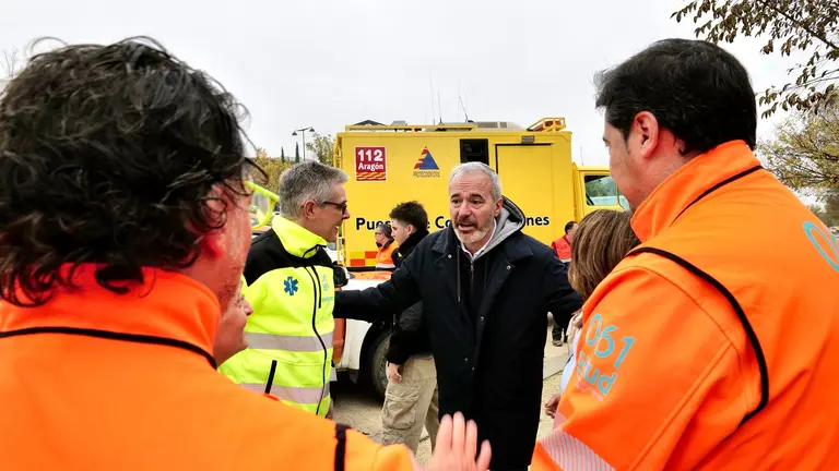 El presidente Azc&oacute;n junto al contigente que ha salido a ayudar en Valencia