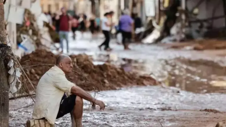 Un hombre observa los da&ntilde;os causados por las inundaciones en la localidad de Paiporta, Valencia. Biel Ali&ntilde;o. EFE
