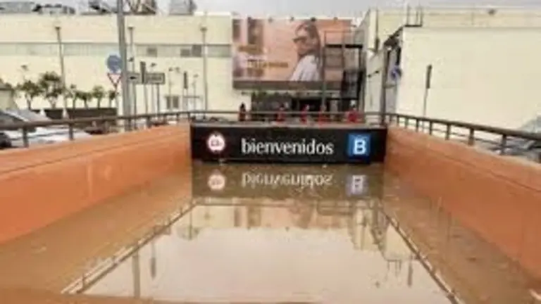 La altura del agua cubri&oacute; por completo la entrada del p&aacute;rking