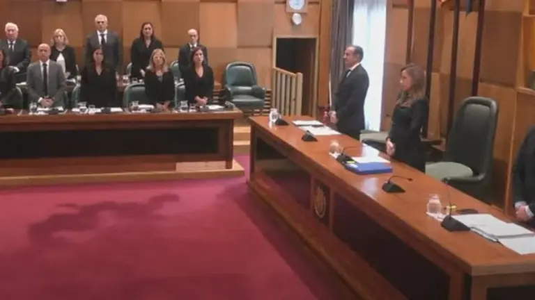 Minuto de silencio del pleno del Ayuntamiento de Zaragoza.