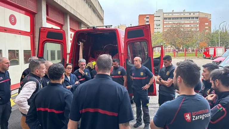 Bomberos de Zaragoza, antes de salir hacia Valencia. / HA