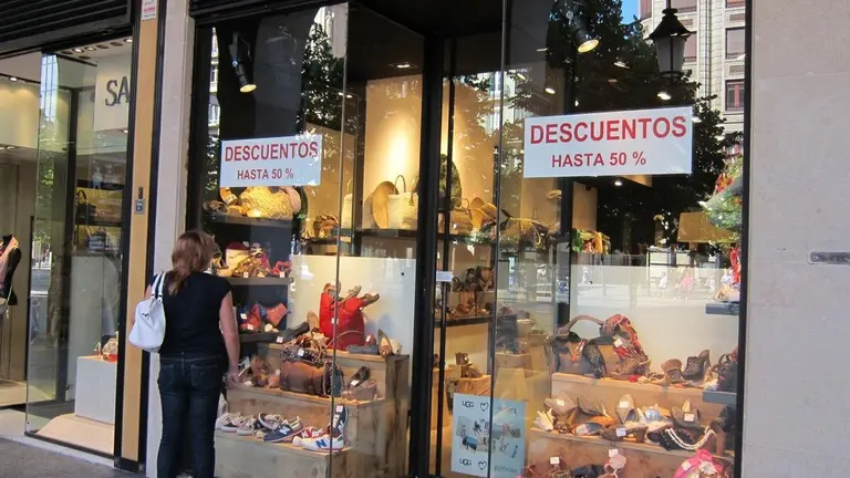 Rebajas en Zaragoza en campa&ntilde;a de verano. / EP