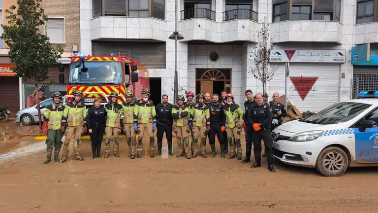 Bomberos y Polic&iacute;a Local de Huesca en Catarroja (Valencia). / AYTO HUESCA