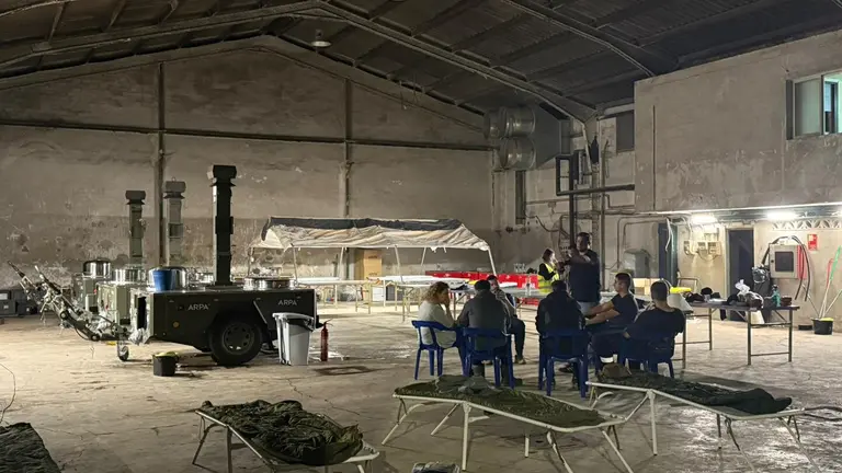 Cocina de campa&ntilde;a instalada por ARPA en Alacu&aacute;s (Valencia) para alimentar a los afectados por la DANA. / ARPA