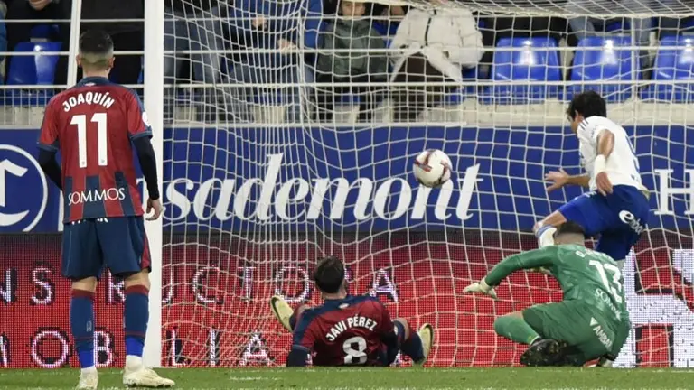 Gol de Az&oacute;n en el derbi aragon&eacute;s / LFP
